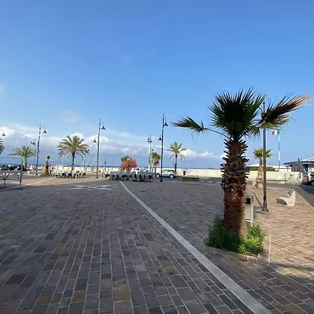 La Casetta In Piazza De Andre A Pochi Passi Dal Mare Di Apartment